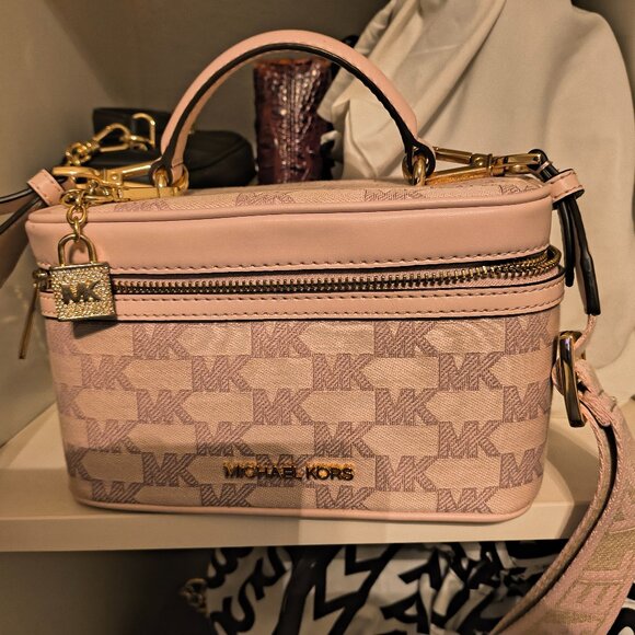 Michael Kors Jet Set Item Medium Zip Trunk Crossbody Bag  Michael Kors Jet Set Medium Zip Trunk Crossbody Bag